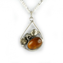 Anhänger mit Bernstein und Blättern aus oxidiertem Silber 
