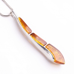 Länglicher Bernsteinanhänger mit 3 Steinen 