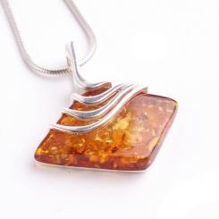 Rautenförmiger Design Anhänger aus Bernstein 