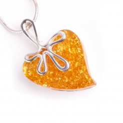 Anhänger Bernstein und Siber  Herz mit Blume Cognac 