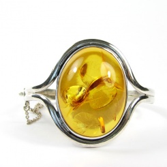 Bernsteinarmreif mit ovalem Stein 